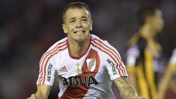 Argentina's River Plate midfielder Andres D'Alessandro (L) celebrates after scoring a goal against Bolivia's The Strongest during the Copa Libertadores 2016 group 1 football match at the "Monumental" stadium in Buenos Aires, Argentina, on April 6, 2016. /