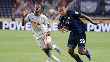 AMDEP7253. CINCINNATI (ESTADOS UNIDOS), 18/06/2025.- Kenedy (d) de Pachuca disputa un balón con Nene Dorgeles de Salzburgo este miércoles, durante un partido del Mundial de Clubes entre Pachuca y Red Bull Salzburgo en el estadio TQL de Cincinnati (Estados Unidos). EFE/ Juan Ignacio Roncoroni