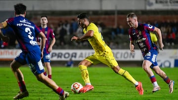LA PUEBLA (MALLORCA), 29/10/2024.- El delantero del Villarreal Ayoze Pérez (2-d) juega un balón entre varios jugadores del Poblense, durante el partido de Copa del Rey que UD Poblense y Villarreal CF disputan este martes en la localidad mallorquina de La Puebla. EFE/Miquel Borrás