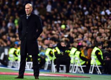 Real Madrid's French coach Zinedine Zidane stands on the sideline during the Spanish league footbal match Real Madrid CF vs Real Betis at the Santiago Bernabeu stadium in Madrid on March 12, 2017. / AFP PHOTO / GERARD JULIEN