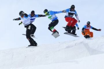 Varios snowboarders compiten en los octavos de final de la prueba de snowboard cross de los Mundiales que se disputan en Sierra Nevada.