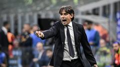 MILAN, ITALY - OCTOBER 1: Simone Inzaghi, head coach of FC Internazionale gestures during the Italian Serie A football Championship FC Internazionale vs AS Roma at San Siro Stadium in Milan, Italy on October 1, 2022 (Photo by Piero Cruciatti/Anadolu Agency via Getty Images)