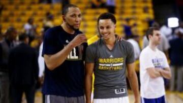 Shawn Marion habla con Stephen Curry durante un entrenamiento.