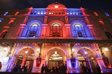 Fachada del Gran Teatro del Liceu con los colores azulgranas del FC Barcelona.