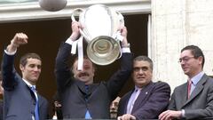 Madrid. El entrenador del Real Madrid Vicente del Bosque, acompa&Atilde;&plusmn;ado por el presidente del equipo Lorenzo Sanz (2_ dcha), el jugador Iv&Atilde;&iexcl;n Helguera (izda) y el presidente de la Comunidad de Madrid Alberto Ruiz Gallard&Atilde;&s