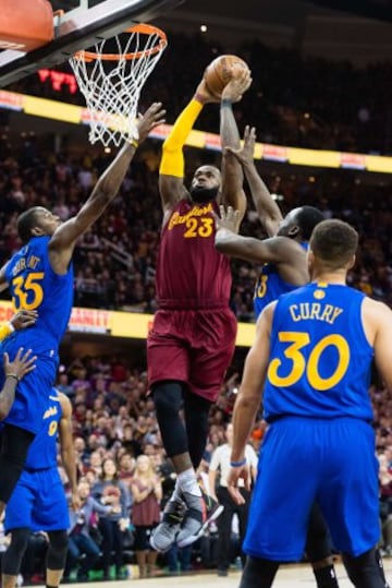 LeBron James machaca en el partido de Navidad entre los Cleveland Cavaliers y los Golden State Warriors.