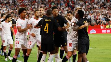 Soccer Football - LaLiga - Sevilla v Real Madrid - Ramon Sanchez Pizjuan, Seville, Spain - October 21, 2023 Real Madrid's Vinicius Junior clashes with Sevilla's Youssef En-Nesyri as players intervene REUTERS/Marcelo Del Pozo