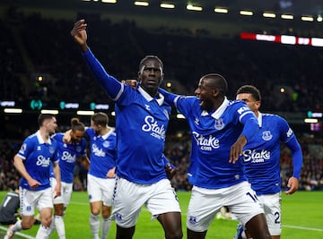 Amadou Onana celebra junto a Abdoulaye Doucoure el primer gol anotado por el Everton.