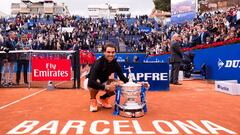 Rafael Nadal of Spain posa con el trofeo del Barcelona Open Banc Sabadell 2017.