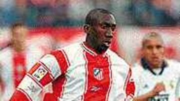 AÑORADO. Jimmy Asselbaink y Roberto Carlos, en el último derby.