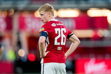 اللاعب الشاب القادم من مدينة هيلو، بمقاطعة شمال هولندا، يُعدّ من أبرز المواهب الواعدة في ريال مدريد. وقد اختير أفضل لاعب في بطولة أوروبا تحت 19 عامًا 2025، حتى أنه قُورن بلاعبين مثل لوكا مودريتش وكيفن دي بروين.