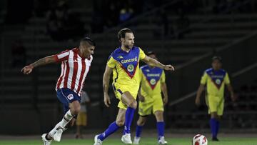 Carlos Salcido pelea el balón con Zague en un amistoso de leyendas.