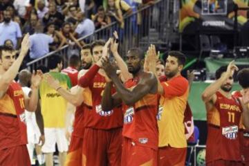 Losa jugadores españoles saludan a la afición tras finalizar el partido.