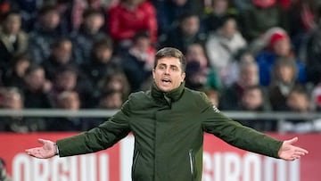 GIRONA, 10/01/2026.- El técnico italiano de Osasuna, Alessio Lisci, durante el encuentro correspondiente a la jornada 19 de Laliga EA Sports que disputan hoy sábado Girona y Osasuna en el estadio municipal de Montilivi, en la capital gerundense. EFE/David Borrat.