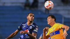 Tigres' Igor Lichnovsky (L) and Motagua's Eddie Hernandez vie for the ball during the CONCACAF Champions League first leg quarterfinal football match between Motagua and Tigres, at the Olimpico Metropolitano stadium, in San Pedro Sula, on April 5, 2023. (Photo by Orlando SIERRA / AFP)