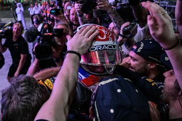 El piloto holandés de Red Bull Racing, Max Verstappen, celebra su tercer título mundial después de la carrera al esprint previa al Gran Premio de Fórmula Uno de Qatar en el Circuito Internacional de Losail.