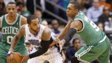 Rajon Rondo intenta frenar el avance de Jameer Nelson.
