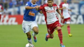 Lucas Silva pelea un bal&oacute;n durante un partido ante Universidad de Chile en la Libertadores.