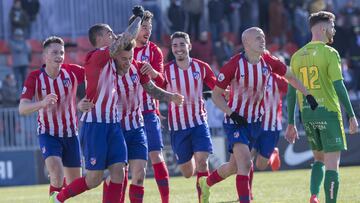 Los jugadores del Atlético B celebran un gol.