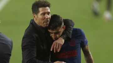 El abrazo de Simeone a Correa al término del Betis-Atletico de la 20-21.