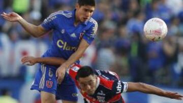 El jugador de Universidad de Chile Sebastian Martinez, izquierda, disputa el balon contra Sebastian Rivera de San Marcos de Arica durante el partido de primera división en el Estadio Nacional.
Santiago, Chile.