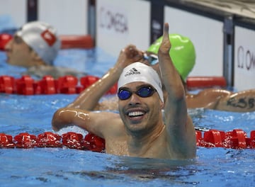 Nadador brasileño nacido con una malformación congénita en sus extremidades superiores y pierna derecha. Deportista que está presente en Tokio 2020, ganaba sus primeras medallas en Pékin´08. 4 oros, 4 platas y 1 medalla de bronce en diferentes modalidades acuáticas. En la edición de Londres´12 ganaría menos metales (6), pero todos serían de oro, mientras que en los Juegos de Rio´16 superaba su marca y llegaba a nueve preseas. Ganador del premio Laureus en 2009.