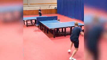 El golpe nunca visto en una inusual mesa de ping pong