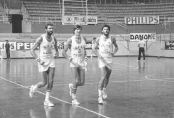 Estuvo en el Real Madrid desde la temporada 76/77 hasta el año 1988.
En un entrenamiento con Fernando Martín y Rulla.  