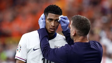 Jude Bellingham es atendido por el médico de la Selección inglesa durante un partido.