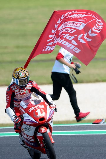 El piloto de Moto3, Izan Guevara se llevó la victoria de carrera y el título mundial de la categoría. 