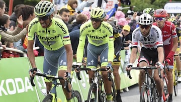 Alberto Contador llega a la meta con su compañero Robert Kiserlovski.