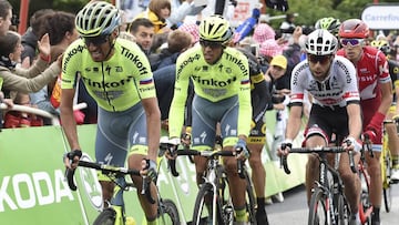 Alberto Contador llega a la meta con su compa&ntilde;ero Robert Kiserlovski.