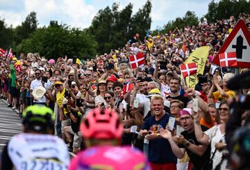 Seguidores disfrutando de la segunda etapa del Tour de Francia 2022.