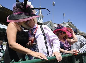  Aficionados a la hípica en el Churchill Downs de Kentucky durante la Kentucky Oaks.