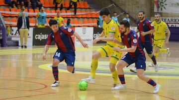 El Levante lucha por un bal&oacute;n ante el Ja&eacute;n.