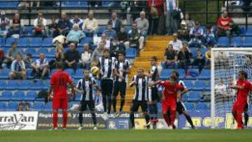 EL PRIMERO. La barrera del Hércules intenta evitar sin éxito el gol de Álvaro Rey tras sacar una falta.