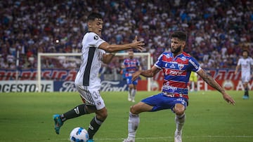 Futbol, Fortaleza vs Colo Colo
Copa Libertadores 2022.
El jugador de Colo Colo, Pablo Solari, izquierda, disputa el baln con el defensa, de Fortaleza durante el partido por el grupo F de la Copa Libertadores realizado en el estadio Castelao, Fortaleza, Brasil.
07/04/2022
Agif/Photosport
Football, Fortaleza vs Colo Colo
2022 Copa Libertadores Championship.
Colo ColoÕs player Pablo Solari, left, battles for the ball against defense of Fortaleza during the match of group F of the Copa Libertadores championship held at the Castelao stadium in Fortaleza, Brazil.
07/06/2022
Agif/Photosport