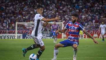 Futbol, Fortaleza vs Colo Colo
Copa Libertadores 2022.
El jugador de Colo Colo, Pablo Solari, izquierda, disputa el baln con el defensa, de Fortaleza  durante el partido por el grupo F de la Copa Libertadores realizado en el estadio Castelao, Fortaleza, Brasil.
07/04/2022
Agif/Photosport

Football, Fortaleza vs Colo Colo
2022 Copa Libertadores Championship.
Colo ColoÕs player Pablo Solari, left, battles for the ball against defense of Fortaleza during the match of group F of the Copa Libertadores championship held at the Castelao stadium in Fortaleza, Brazil.
07/06/2022
Agif/Photosport