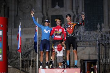 Podio final de La Vuelta; Enric Mas, Primoz Roglic y Jack Haig.