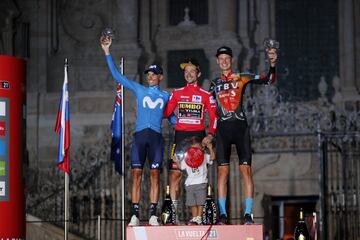 Podio final de La Vuelta; Enric Mas, Primoz Roglic y Jack Haig. 
