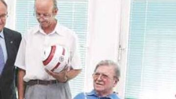 <b>UNA VISITA AL AMIGO. </b>De izquierda a derecha, Amancio, Di Stéfano, Antonio Ruiz, Jerv Kovacs (enfermero personal), Puskas y Santamaría.