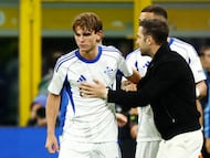 Soccer Football - Coppa Italia - Semi Final - Second Leg - Inter Milan v Como - San Siro, Milan, Italy - April 21, 2026 Como's Nico Paz with coach Cesc Fabregas after Lucas Da Cunha scores their second goal REUTERS/Alessandro Garofalo