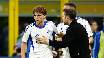 Soccer Football - Coppa Italia - Semi Final - Second Leg - Inter Milan v Como - San Siro, Milan, Italy - April 21, 2026 Como's Nico Paz with coach Cesc Fabregas after Lucas Da Cunha scores their second goal REUTERS/Alessandro Garofalo