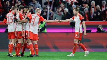 Munich (Germany), 24/02/2024.- Munich's Harry Kane celebrates with team mates after scoring a goal during the German Bundesliga soccer match between FC Bayern Munich and RB Leipzig in Munich, Germany, 24 February 2024. (Alemania) EFE/EPA/RONALD WITTEK CONDITIONS - ATTENTION: The DFL regulations prohibit any use of photographs as image sequences and/or quasi-video.
