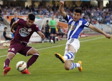 El defensa brasileño del Deportivo Sidnei Rechel da Silva con el balón ante el defensa de la Real Sociedad Yuri Berchiche, durante el partido correspondiente a la trigésimo primera jornada de Liga que disputan en el estadio de Anoeta de San Sebastián.