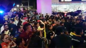 Los seguidores de Las Águilas abarrotaron las inmediaciones del hotel en donde se concentró su equipo. Marchesín y Paul Aguilar ofrecieron autógrafos.