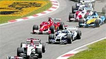 UN RENAULT EN CABEZA. Jarno Trulli se puso líder tras la salida, con Alonso en la sexta posición.