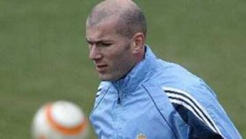 <B>CHOQUE DE TRENES.</B> Zizou chocó contra el danés Gravesen en el entrenamiento de hoy.