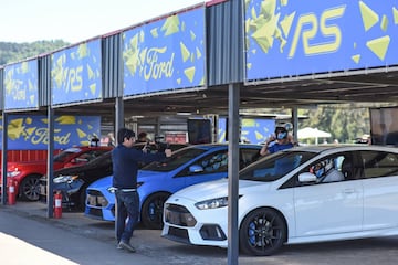 En la Región de la Araucanía Ford presentó por primera vez en Chile el Focus RS. Desde la línea de performance de la marca llega con un motor de 2.3 litros y 350 hp de potencia.
La presentación se llevó a cabo en Pucón y luego se realizó una prueba del vehículo en el autódromo Interlomas de Temuco.