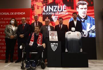 El portero navarro recibe del Sevilla el Dorsal de Leyenda, acompañado por los clubes de su carrera y por grandes amigos y compañeros como Zubizarreta, Monchi o Lopetegui.

 
